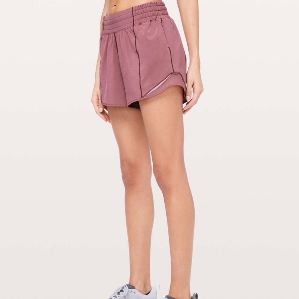 Lululemon Hotty Hot Short *High-Rise Long 4"
Misty Merlot sz 8